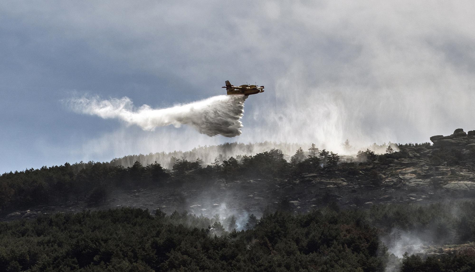 Un hidroavión en el incendio en La granja